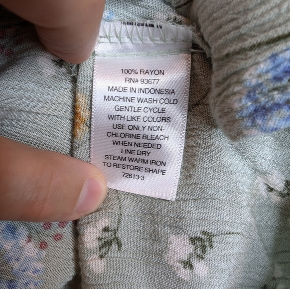 a.n.a. Long Sleeve Sage Green Floral Print V Neck Flowy Top Blouse XS Women - Picture 4 of 9